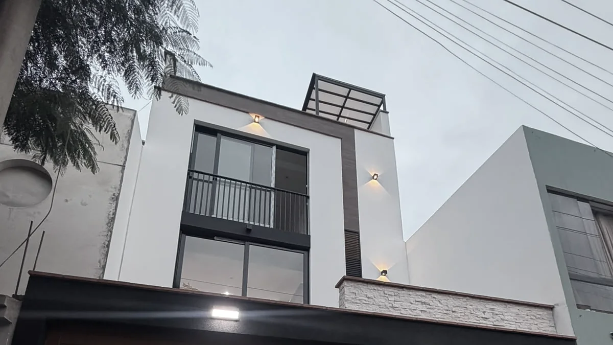 Fachada del Edificio Angélica, con balcón y cochera