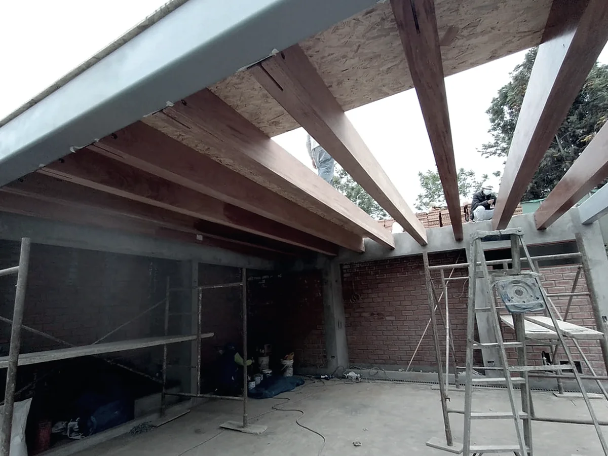 Obra de demolición y construcción de Marco Pineda en San Isidro, con estructura de techo en madera