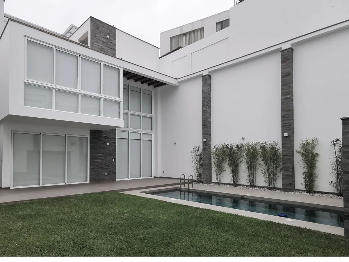Jardín y piscina de la Vivienda Arrescurrenaga en San Isidro