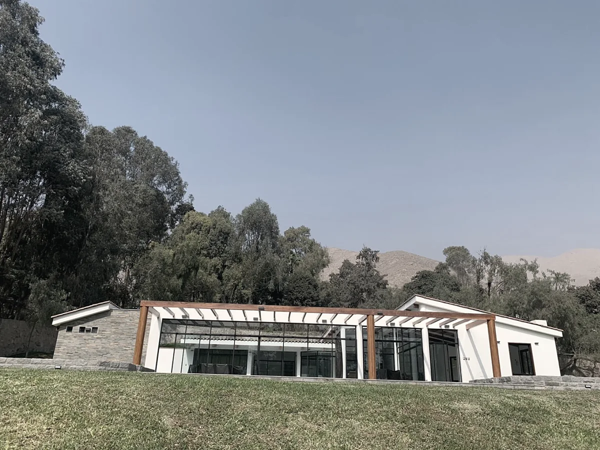 Vivienda Montaño en Chaclacayo, de un piso con pérgola de madera